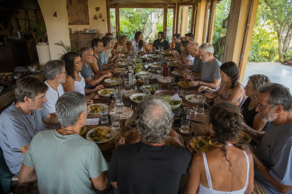 Participantes del retiro holístico de aromaterapia disfrutando experiencias de sanación y bienestar