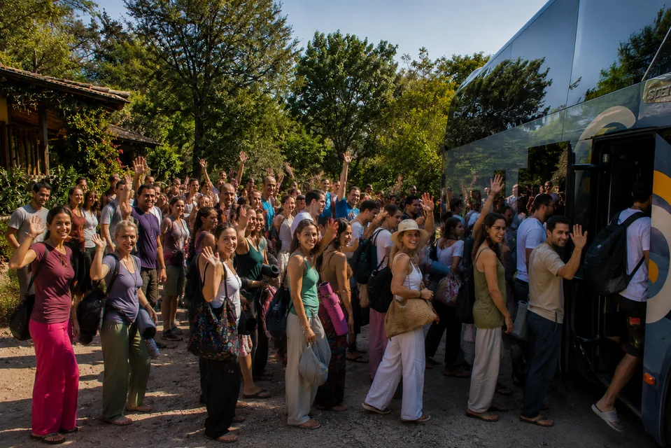 Participantes del retiro holístico de eneagrama disfrutando experiencias de sanación y bienestar