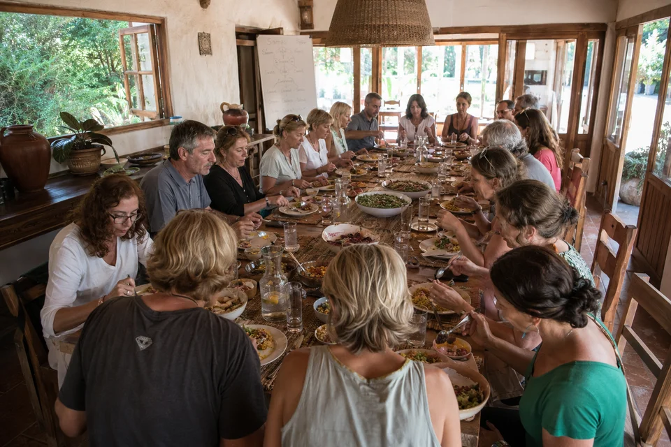Participantes del retiro holístico de esferodinamia disfrutando experiencias de sanación y bienestar