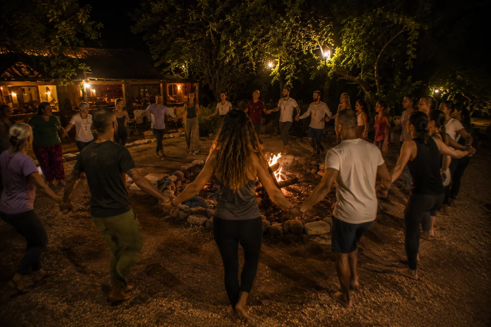 Participantes del retiro holístico de musicoterapia disfrutando experiencias de sanación y bienestar