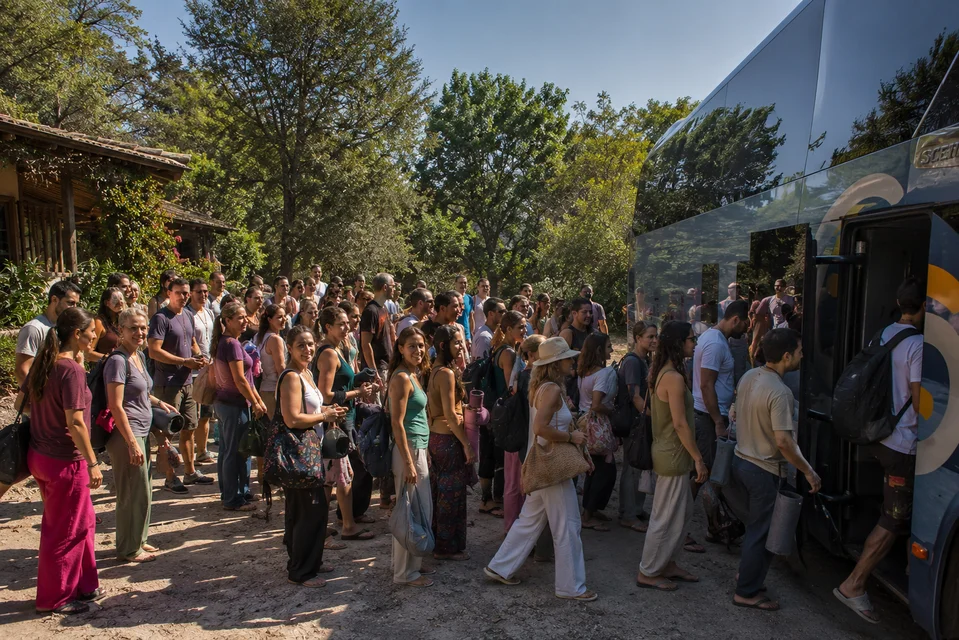 Participantes del retiro holístico de astrología disfrutando experiencias de sanación y bienestar