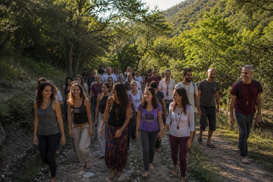 Participantes del retiro holístico de ayurveda disfrutando experiencias de sanación y bienestar