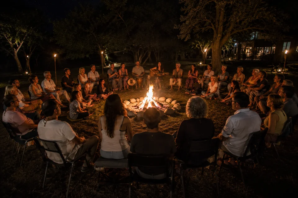 Participantes del retiro holístico de constelaciones familiares disfrutando experiencias de sanación y bienestar