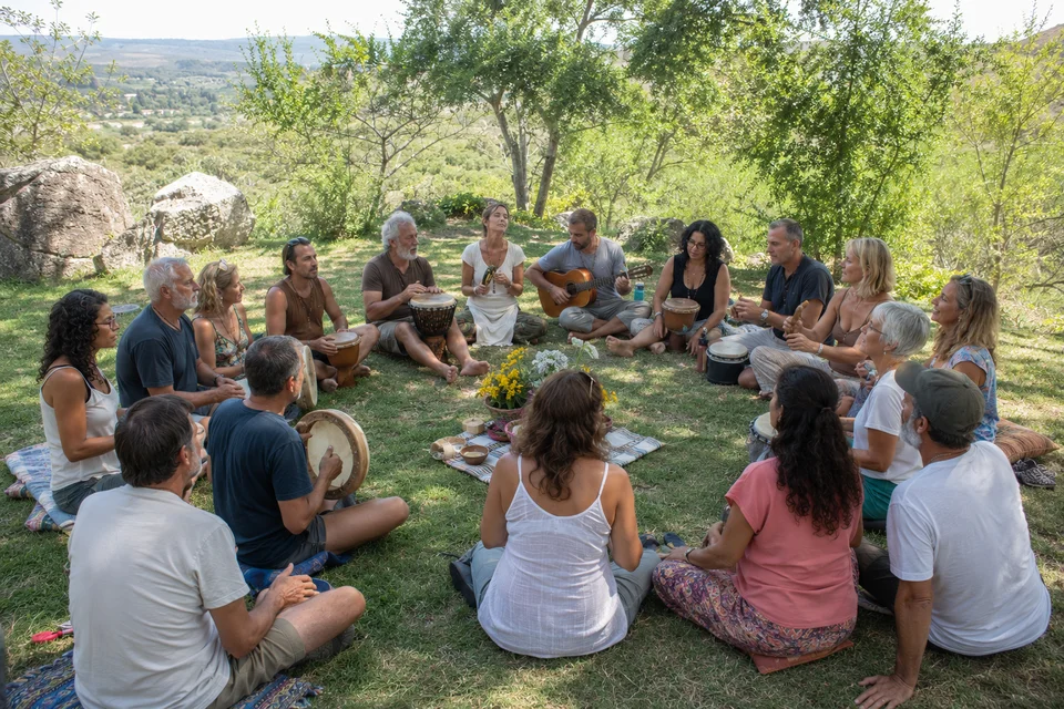 Participantes del retiro holístico de astrología disfrutando experiencias de sanación y bienestar