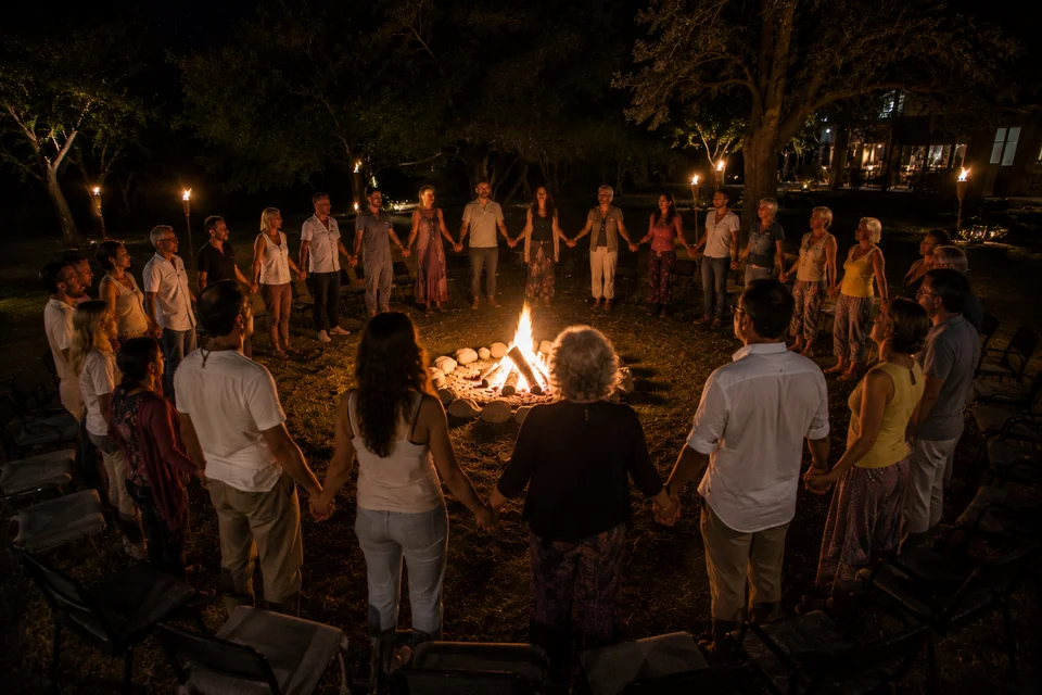 Participantes del retiro holístico de biodanza disfrutando experiencias de sanación y bienestar
