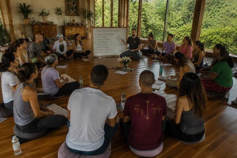 Participantes del retiro holístico de coaching disfrutando experiencias de sanación y bienestar