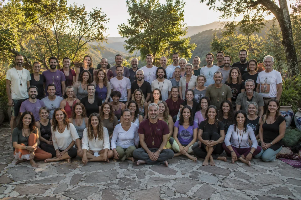 Participantes del retiro holístico de eneagrama disfrutando experiencias de sanación y bienestar