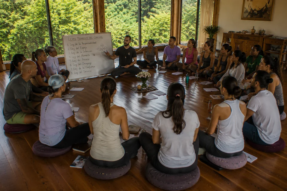 Participantes del retiro holístico de biodanza disfrutando experiencias de sanación y bienestar