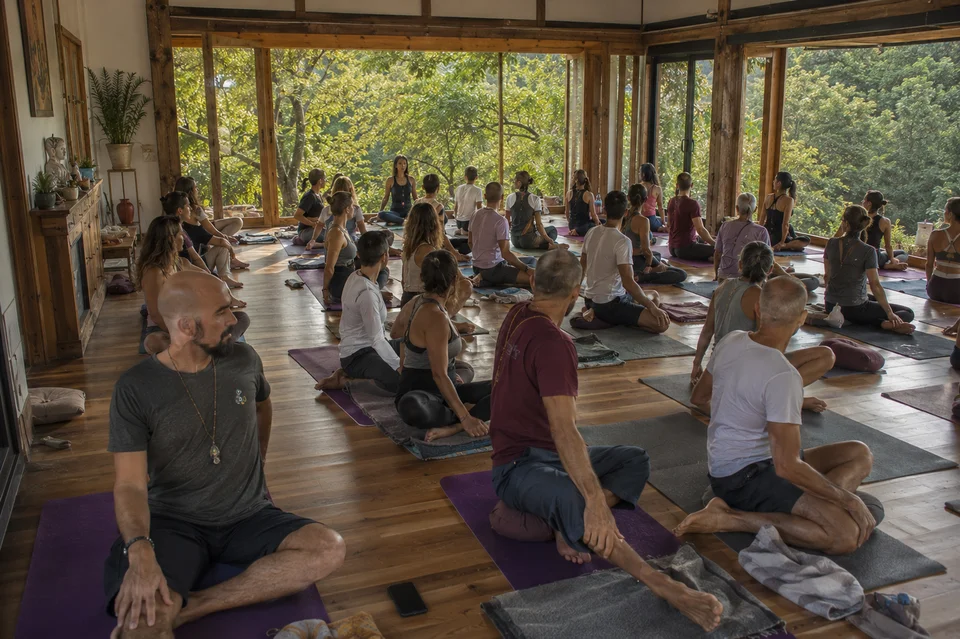 Participantes del retiro holístico de meditación disfrutando experiencias de sanación y bienestar