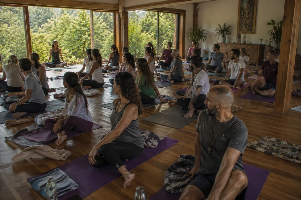 Participantes del retiro holístico de reiki disfrutando experiencias de sanación y bienestar